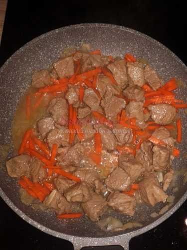 тушеное мясо с луком и морковкой